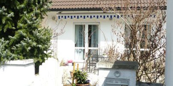 Zauberhafte DHH in Stockdorf, Top-Lage, absolut ruhig mit schönem Garten und Teich